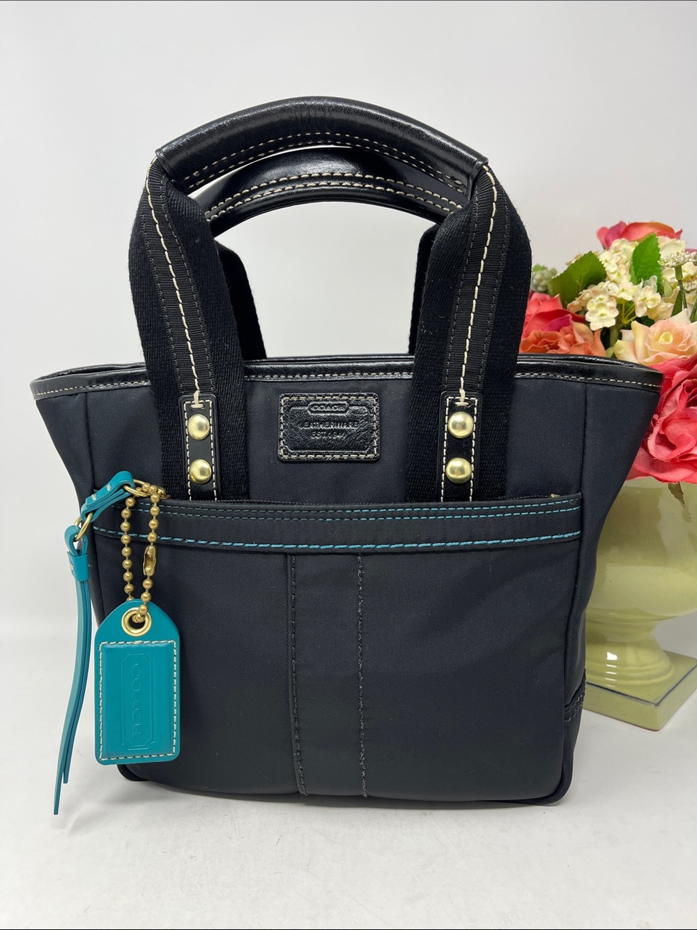COACH HAMPTONS SMALL BLACK NYLON ZIP TOP TOTE WITH TEAL COLOR ACCENT LIKE NEW